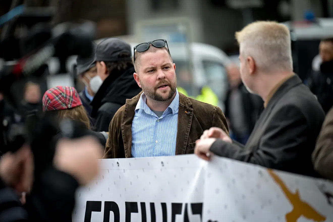 Am Ende blieb es bei einem kleinen Kreis, vor allem aus lokalen Berliner Akteur:innen, die das Erscheinungsbild der Demonstration prägten.