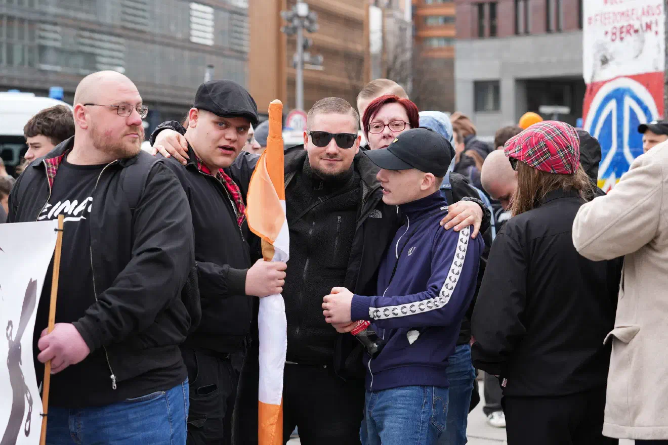 Doch gerade hier offenbarte sich eine Leerstelle: Die Szene mobilisierte kaum für ihre eigenen Inhaftierten. Der vielbeschworene Zusammenhalt, die "Kameradschaft" – wirkt zunehmend wie eine Floskel, eine Worthülse vom abendlichen Stammtisch. Etwas, das man sich gegenseitig zuraunt, wenn man beim Bier zusammensitzt.