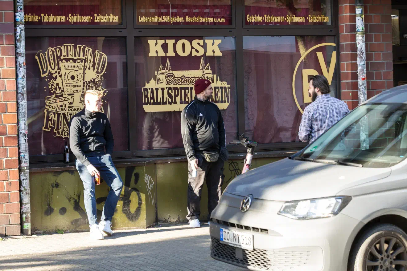 Darüber hinaus sollen hier neue Personen schrittweise und langfristig in den neonazistischen Sozialraum eingebunden werden. Dies geschieht über persönliche Kontakte, regelmäßige Begegnungen und eine gezielte soziale Einbindung in die Strukturen.