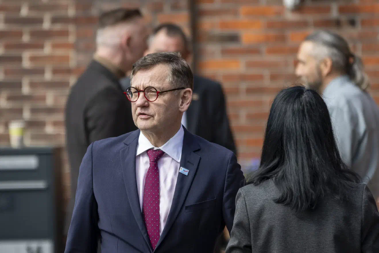 Der Parteitag stand im Vorfeld unter dem Eindruck innerparteilicher Konflikte. Kritiker:innen hatten in sogenannten Brandbriefen Vorwürfe gegen die Landesführung um Schledde erhoben.