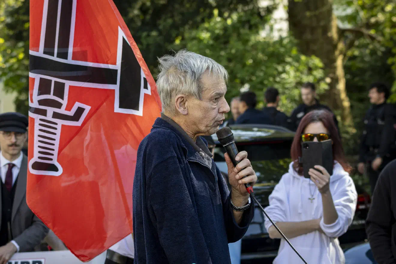 Prominente Unterstützung erhielten die Teilnehmenden zudem vom, durch Krankheit gezeichneten, bekannten Neonazi Christian Worch.
