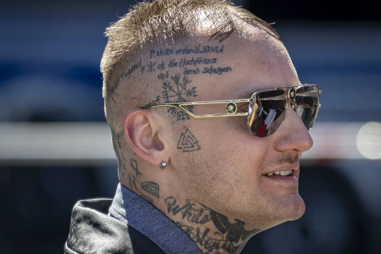 Die antisemitischen Parolen  wurden sowohl in den Redebeiträgen als auch am Körper mehr oder weniger offen zur Schau gestellt.