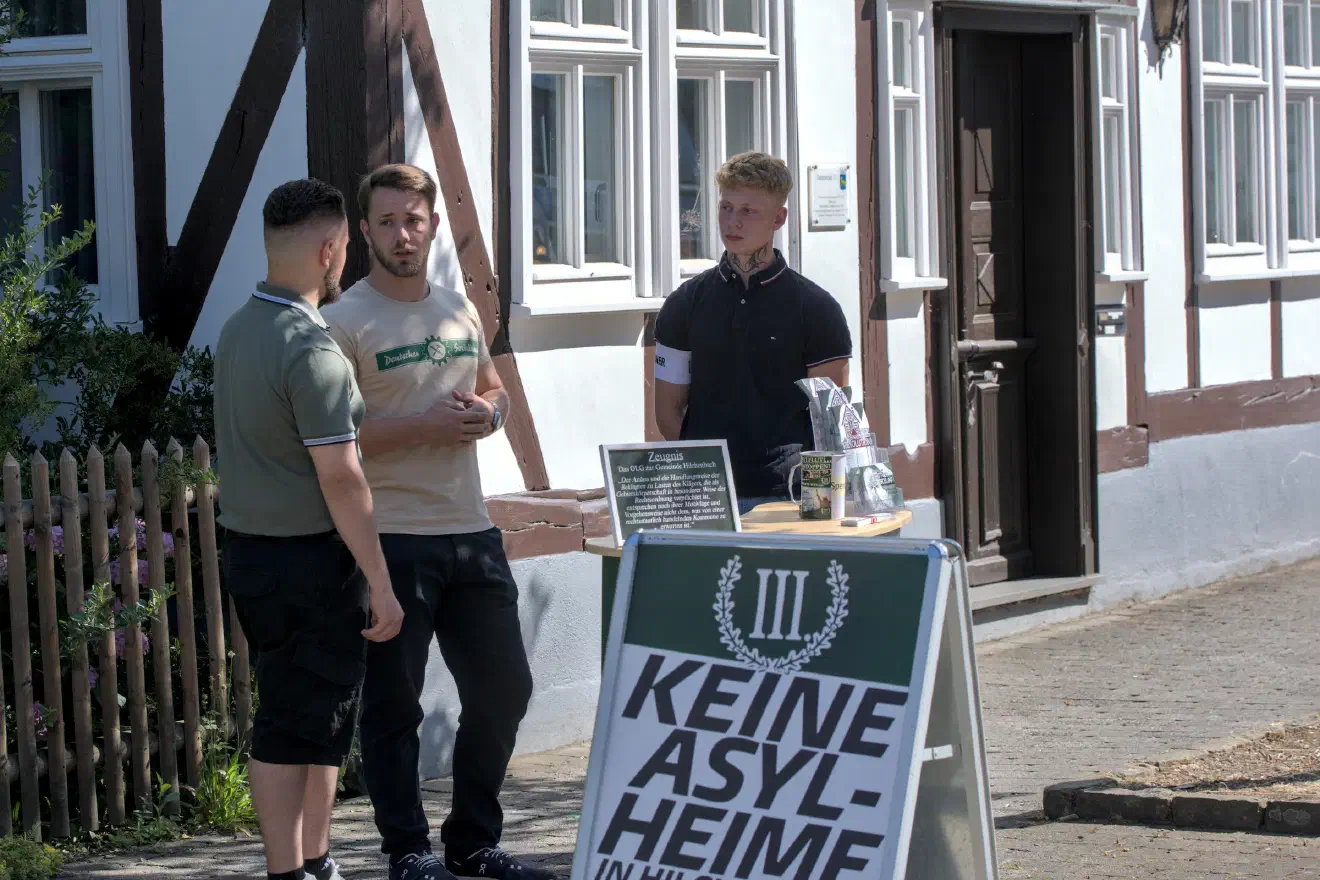 Unweit des Parteibüros veranstaltete die Partei einen kleinen Infostand. Allerdings ohne wahrnehmbare Interessierte. Nach Beendigung des Standes fand hier eine Gegenkundgebung statt.