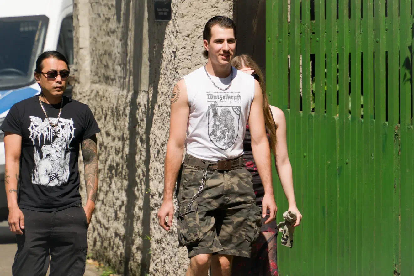 Mehrere Motive enthielten eindeutige Bezüge zur Waffen-SS. So auch dieses Shirt einer " National Socialist Black Metal"  (NSBM)- Band, dessen Gestaltung an die Divisionsabzeichen der Waffen-SS angelehnt war.