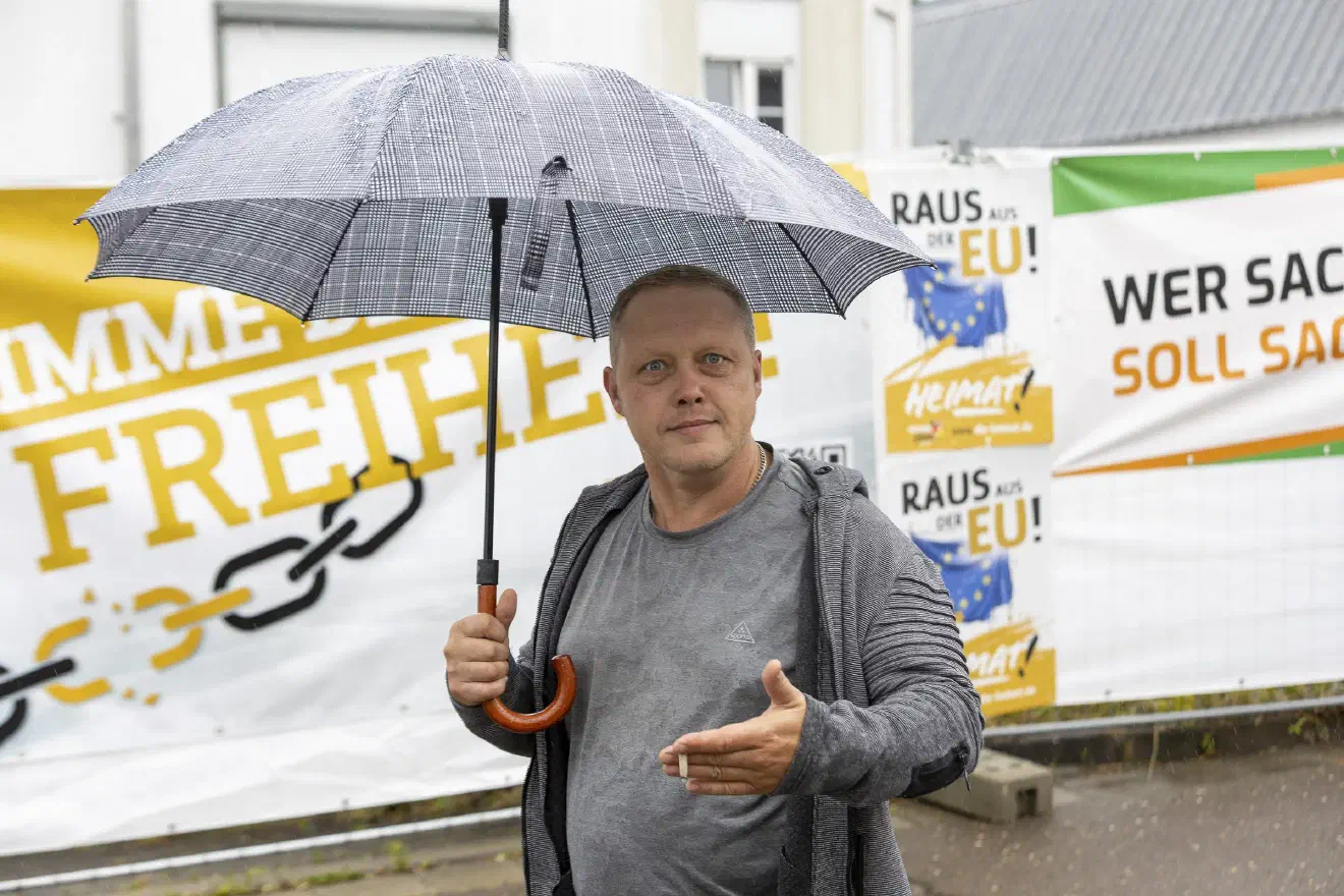 Im Verlauf der Veranstaltung kam es zu verbalen Angriffen auf anwesende Journalist:innen. Diese wurden mehrfach bedrängt und beleidigt. Zudem wurde auf die Kameraausrüstung von Pressevertreter:innen eingeschlagen.