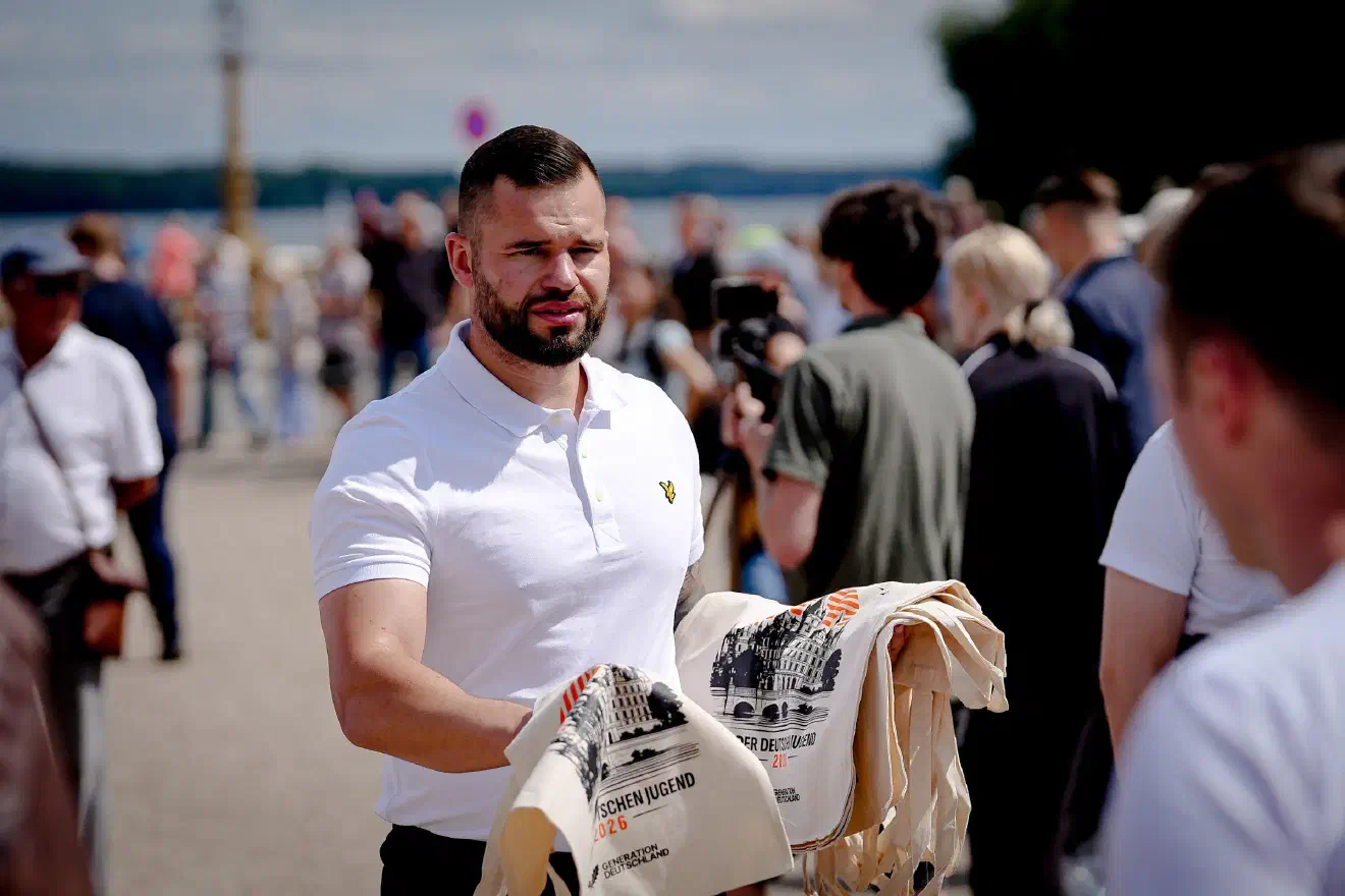 Angeleitet durch erfahrene Propagandist:innen der Szene entstand im Verlauf der Demonstration eine Atmosphäre gegenseitiger Radikalisierung, in der sich die Teilnehmenden mit immer radikaleren Parolen überboten.