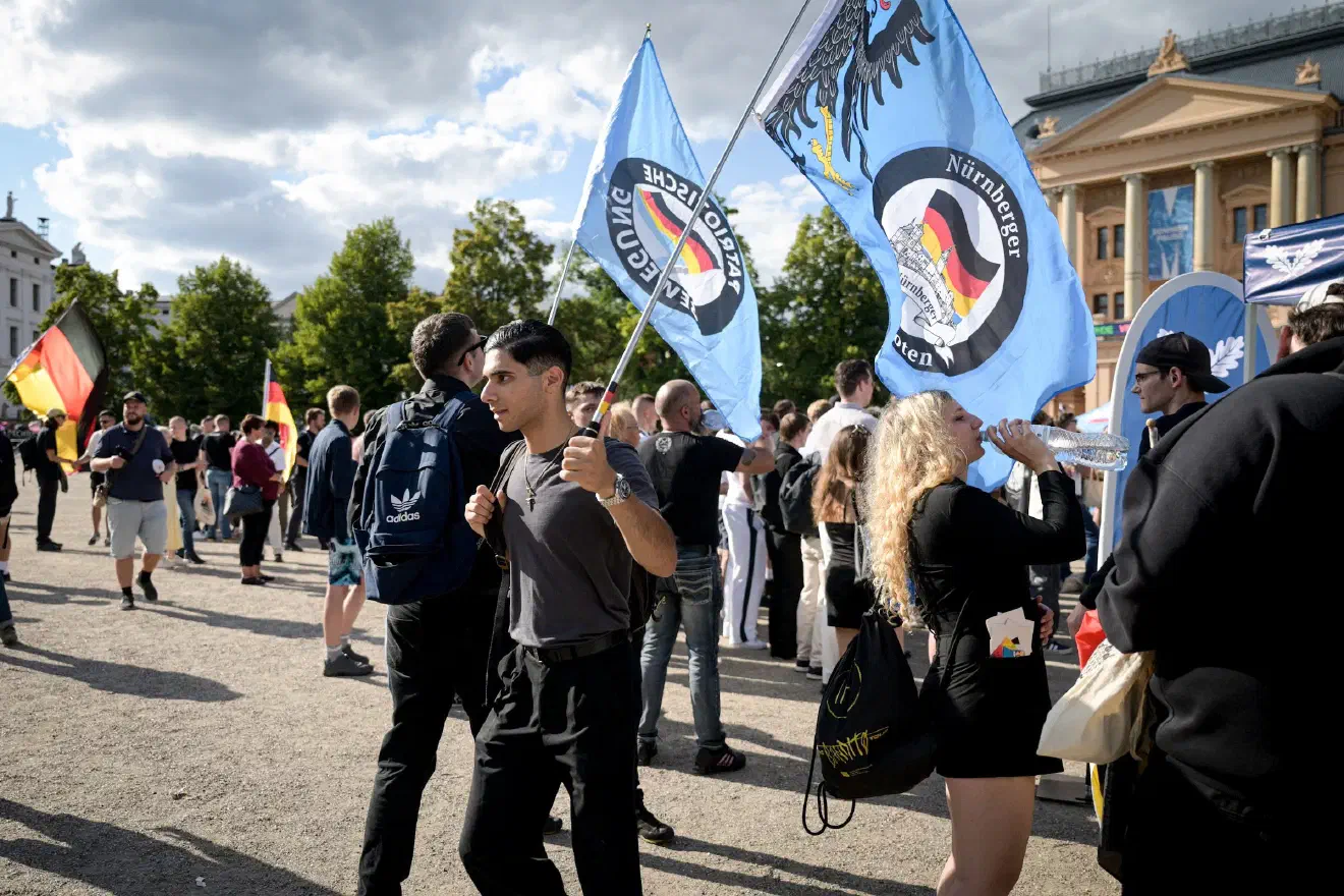 Mitglieder der „Patriotischen Bewegung“ nahmen zuletzt an einer Demonstration der AfD-Jugendorganisation „Generation Deutschland“ in Schwerin teil und zeigten, dass sie in das politische und personelle Umfeld der AfD-Jugend eingebunden sind.