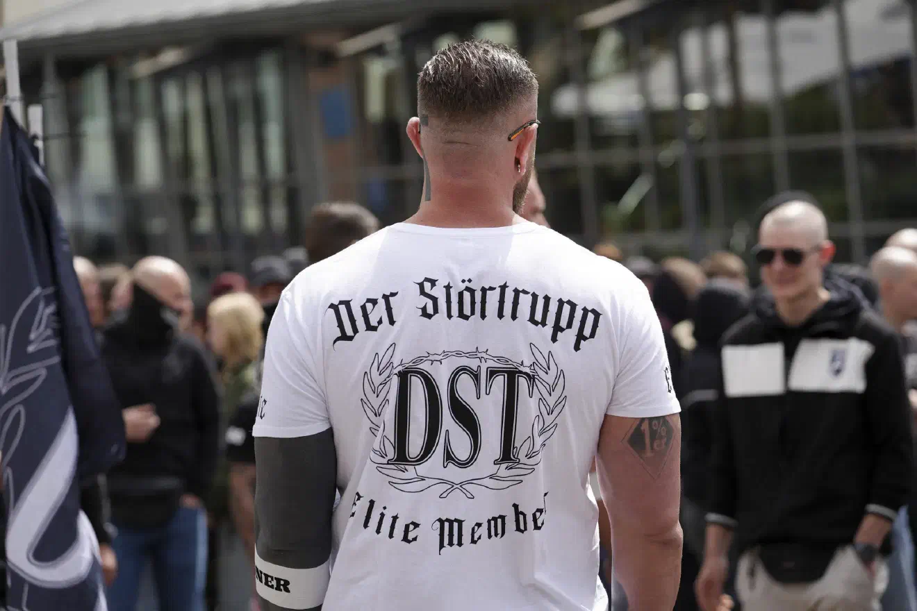 So gehörte Daniel Kokott zu den mutmaßlichen Organisatoren bzw. Führungspersonen der neonazistischen Gruppierung „Der Störtrupp“ (DST). Die Gruppierung trat 2025 bundesweit bei zahlreichen, politisch einschlägigen Demonstrationen in Erscheinung.