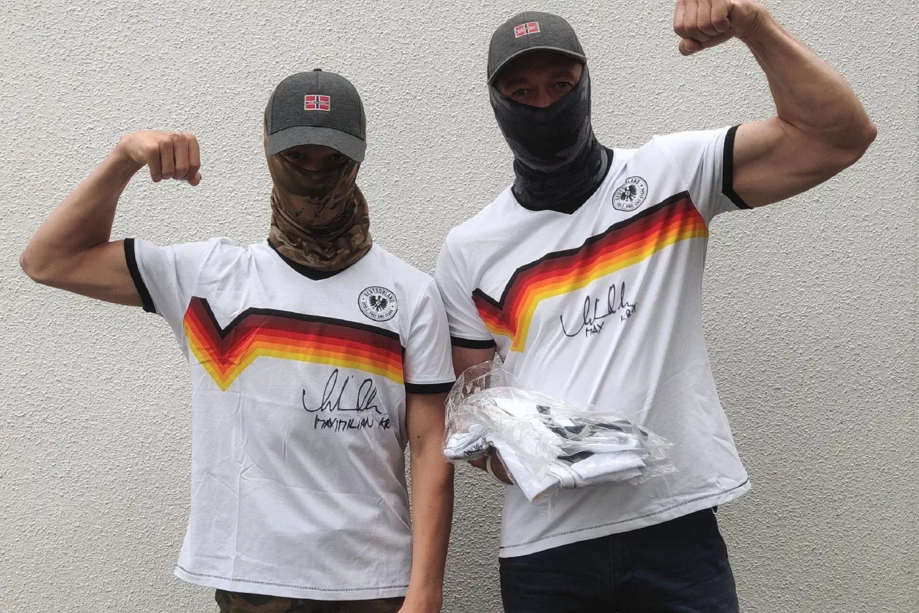 Kokott übernahm dabei wiederholt eine führende Rolle als Versammlungsleiter, trat mit Redebeiträgen vor den versammelten Neonazis auf und bemühte sich vor allem, die unterschiedlichen Strukturen des neonazistischen Spektrums organisatorisch zusammenzuführen.