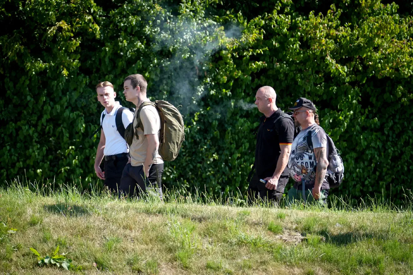 Dass Kokott nun gemeinsam mit der „Patriotischen Bewegung“ auftritt, verdeutlicht deren politische Verortung: Die Gruppierung bewegt sich im Schnittfeld zwischen dem AfD-Umfeld und der organisierten Neonazi-Szene und bietet damit eine Verbindung zwischen beiden Milieus.