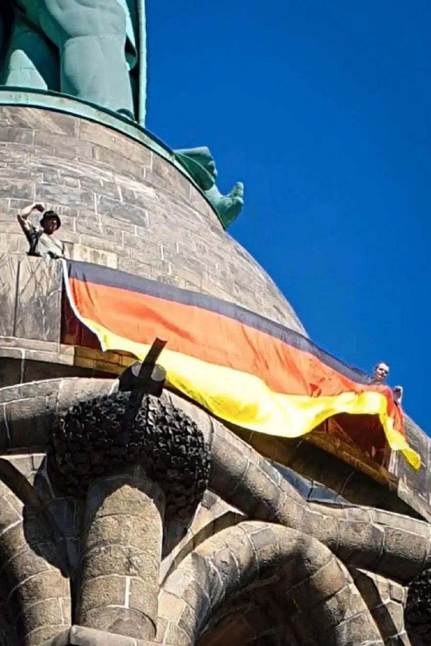 Und vorne mit dabei: der  „sachkundige Bürger der AfD“, Daniel Kokott (links), der damit erneut die enge Verbindung zwischen dem AfD-Umfeld und der extrem rechten Szene sichtbar macht.