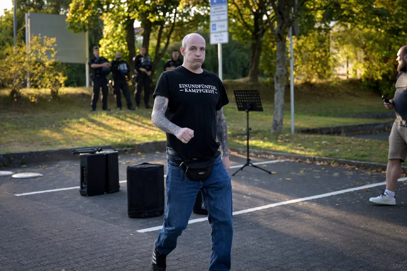 Dort inszenierten die Neonazis ein Gedenken mit Kranzniederlegung und dem gemeinsamen Singen des "Deutschlandliedes". Das umstrittene Denkmal erinnert an das NS-Sturzkampfgeschwader "Immelmann" und wird seit Jahrzehnten von Rechtsextremen als Ort ihrer politischen Inszenierung genutzt.