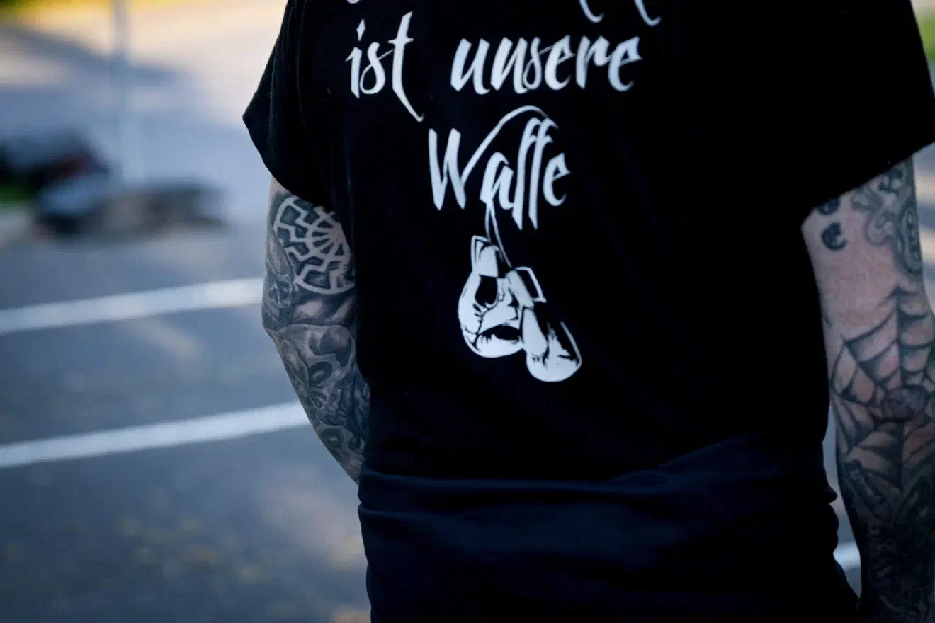 Die damalige Versammlung von "Die Heimat" in Staufenberg geriet ins Visier der Polizei. Nach einem Aufmarsch zum "Immelmann-Denkmal" sangen die Neonazis alle drei Strophen des "Deutschlandliedes". Daraufhin beendete die Polizei die Veranstaltung und nahm die Personalien der Teilnehmer auf.