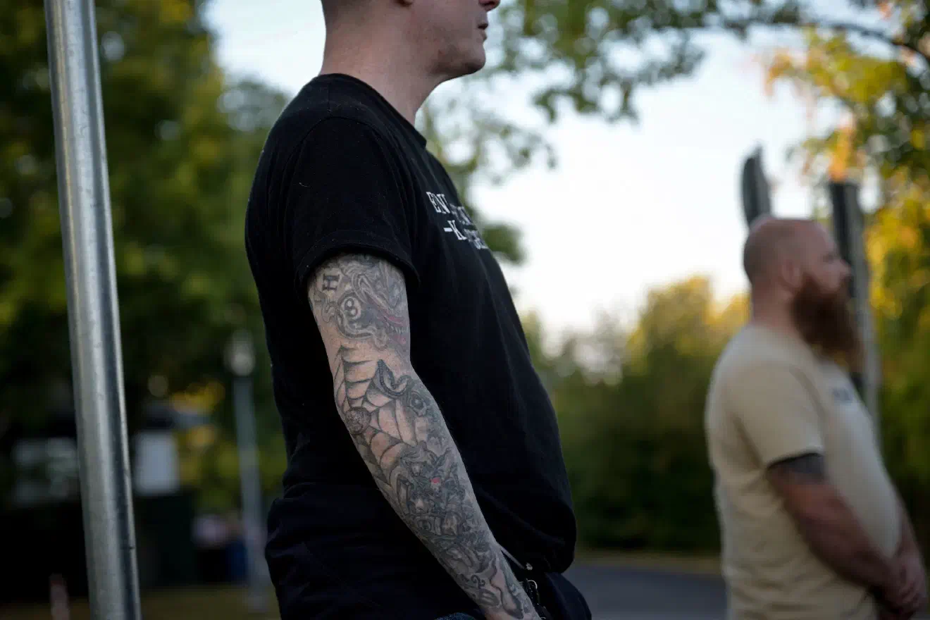 Dass es um mehr als das "Deutschlandlied" ging, machten die Neonazis – darunter ein AfD-Gründungsmitglied – unmissverständlich klar. Sie stilisierten es zum Widerstandsbekenntnis gegen die bestehende Ordnung.