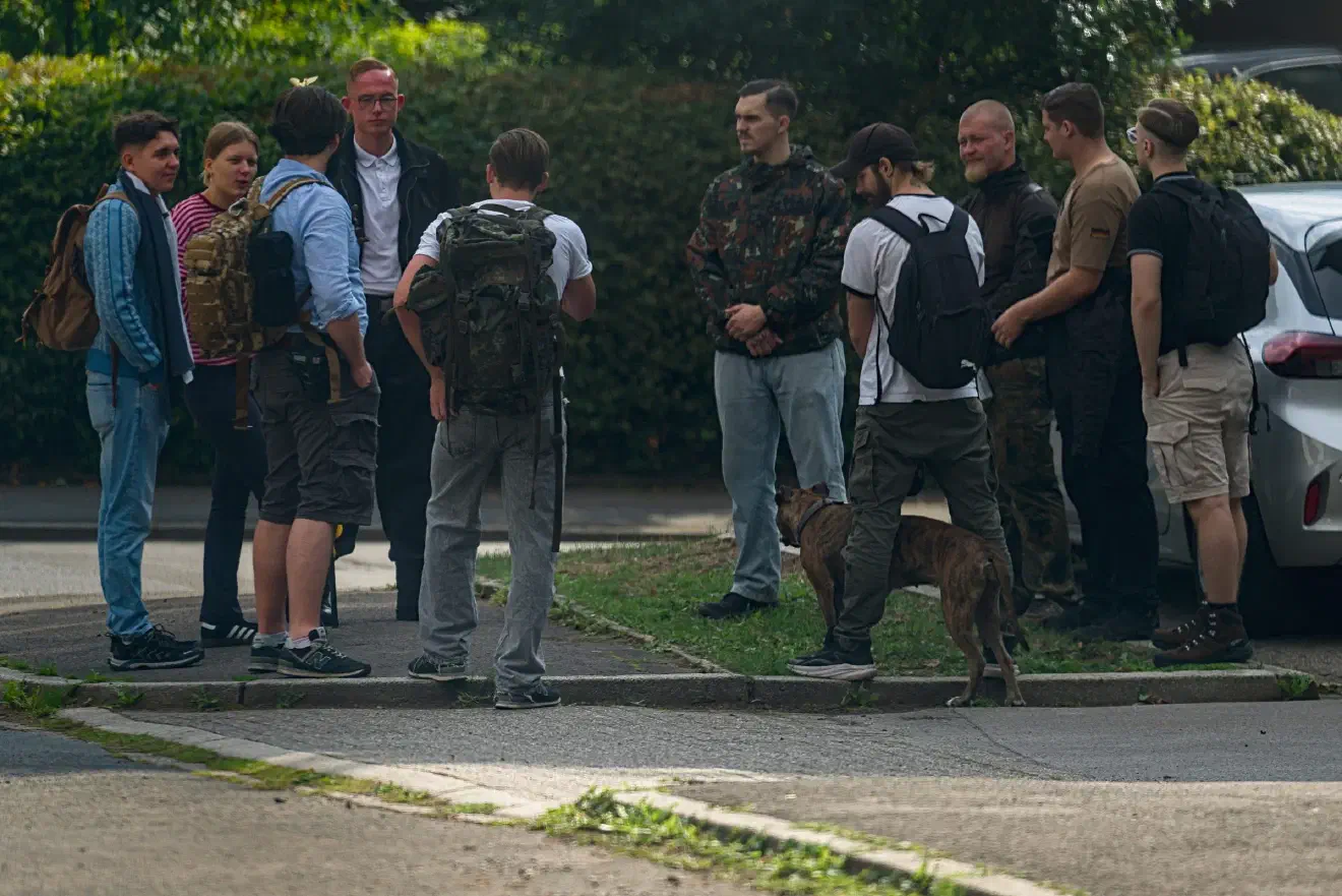 Wanderungen wie diese dienen nicht nur dem völkisch aufgeladenen Gemeinschaftsgefühl: Das Mitführen von Wimpeln und Flaggen beim Wandern ist eine bewusst gewählte Symbolik, die an die Ästhetik und Ideologie früherer völkischer und nationalsozialistischer Jugendorganisationen wie der Hitlerjugend, Wiking-Jugend und der Heimattreuen Deutschen Jugend anknüpft.