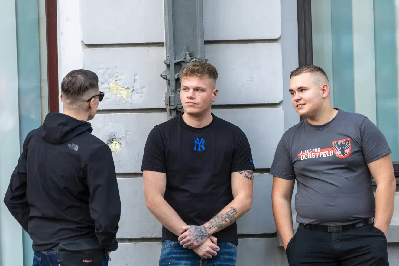 Bei den „Heimatabenden“ handelt es sich um regelmäßig stattfindende Treffen der regionalen Neonaziszene, die abwechselnd in Dortmund und Essen stattfinden. Sie dienen als öffentliche Anlaufstelle für Interessierte und zugleich der Vernetzung und Festigung neuer Anhänger:innen.