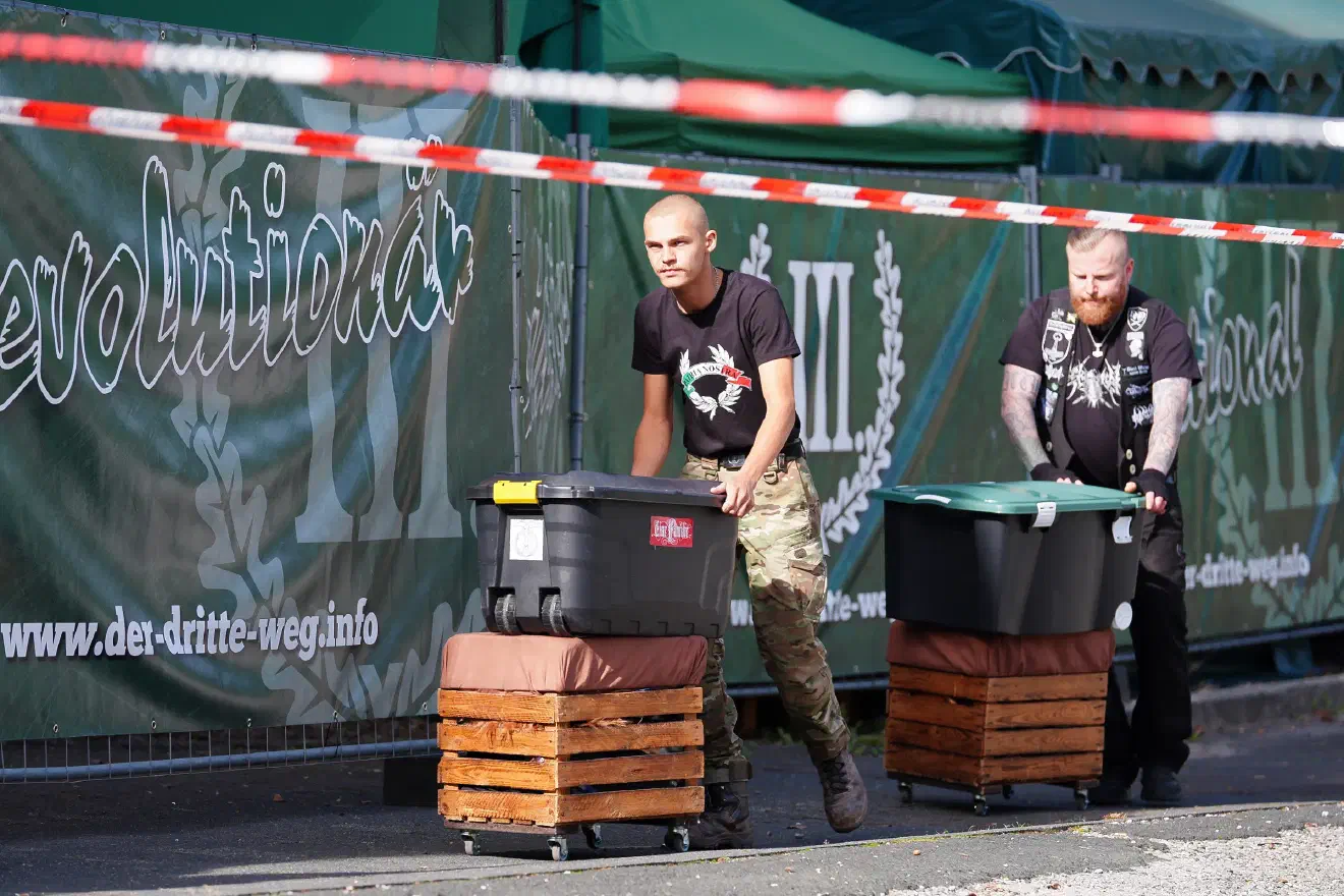 Mit Reden, Schulungen, Wettbewerben, Liedermachern und Bands wird hier eine Neonazi-Parallelwelt geboten, die sowohl Mitglieder als auch Interessierte in eine geschlossene „Erlebniswelt Rechtsextremismus“ einbindet.