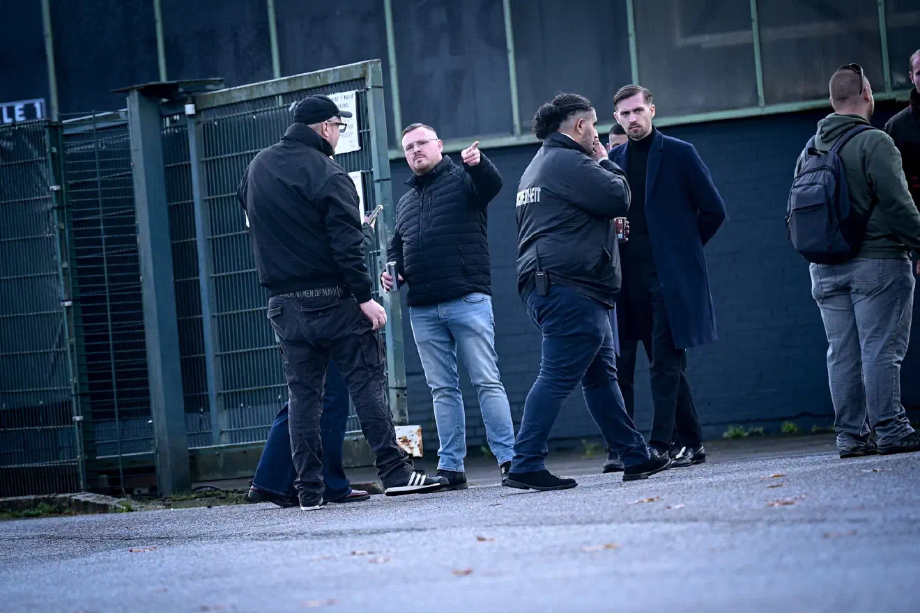 So auch bei André René Hagen (Bildmitte), Mitglied des Landesvorstands der „Generation Deutschland“ Schleswig-Holstein.  Dieser bewegte sich in der Vergangenheit aktiv in der neonazistischen Szene und nahm dabei nachweislich auch an Treffen der Neonazigruppe „Jungen Nationalisten“ (JN) teil.