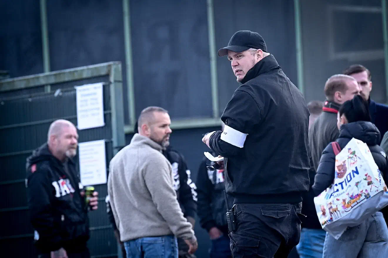 3:54  Doch auch wenn die Mobilisierung hinter den Erwartungen zurückblieb, bleiben die personellen Überschneidungen und der offene Umgang mit Neonazis ein deutliches Zeichen für die weitere politische Entwicklung der Partei - diese wird von immer mehr Neonazis als neue politische Wirkungsstätte begriffen. Wohl ganz im Sinne der AfD.