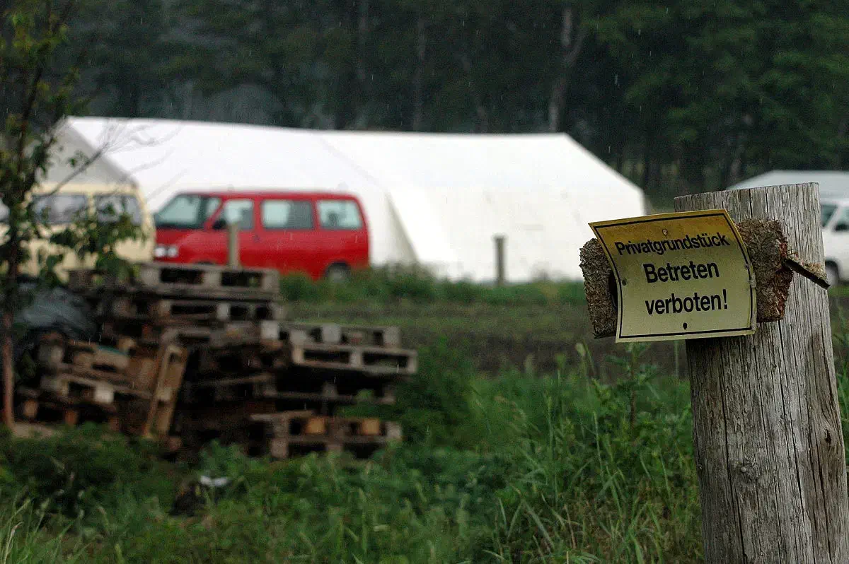 Bei dem Gelände im Mai 2007 handelte es sich um das Anwesen des NPD-Funktionärs Joachim Nahtz. Bis heute wird das abgelegene Grundstück für Veranstaltungen der Neonaziszene genutzt.