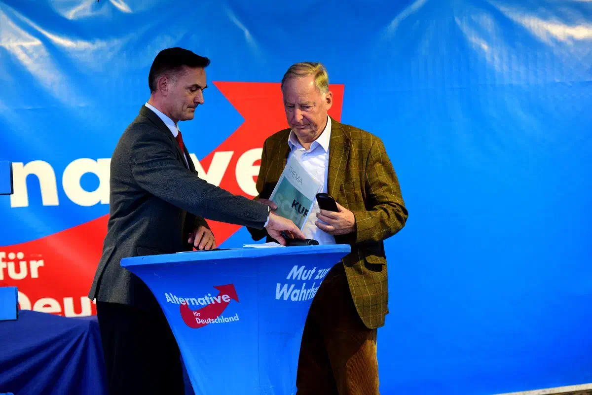 Alexander Gauland scheint dabei nur wenig Berührungsängste mit solcherlei Verbindungen zu hegen. Verbindungen wie zu Andreas-Dieter Iloff (links im Bild), seines Zeichens Kreisvorsitzender der AfD im Landkreis Diepholz.