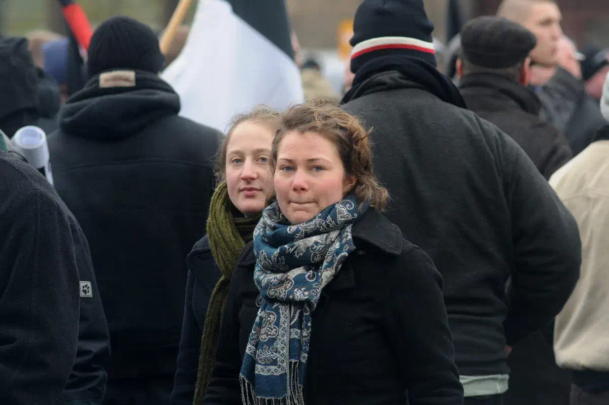 Bereits vor kurzem wurde bekannt das die niedersächsische AfD-Landtagsfraktion ein Arbeitsverhältnis mit Hildburg Meyer-Sande (Bildmitte) unterhät. Bei Meyer-Sande handelt es sich um eine Aktivistin der "Identitären Bewegung" (IB). Doch damit nicht genug: Im Februar 2009 nahm sie zusammen mit Anhänger*innen der "Heimattreuen Deutschen Jugend" (HDJ) an einem geschichtsrevisionistischen Trauermarsch in Dresden teil.