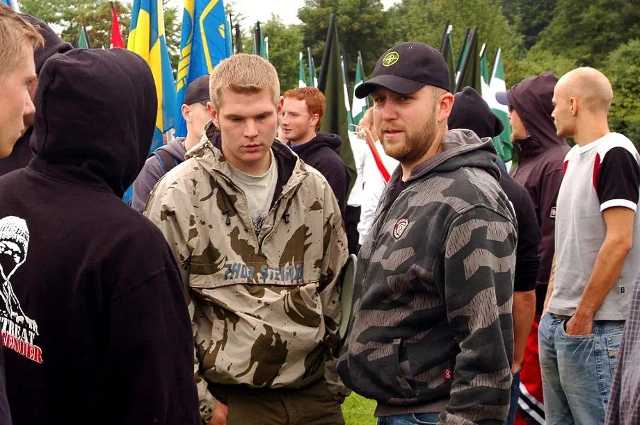 Der ursprünglich aus Cismar im Kreis Ostholstein stammende Bergeest, wohnte zwischenzeitlich in Dänemark in einer Wohngemeinschaft mit Flemming Muff Christiansen, Führungsfigur von B&H in Dänemark und Betreiber des Labels “Celtic Moon”. Auch Bergeest trat als Aktivist von Blood & Honour Dänemark in Erscheinung und ist so mit dem theoretischem Überbau vom "führerlosen Widerstand" von Combat 18 bestens vertraut. 