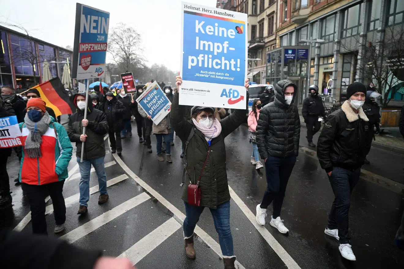 Als Ursache der zunehmenden Bedeutungslosigkeit verweist die NPD-Bundesführung auf externe Gründe. So trügen insbesondere die Aktivitäten der „Alternative für Deutschland“ (AfD) zu mangelnden Wahlerfolgen bei. Eigenen Fehlern bzgl. strategischer Weichenstellung erteilt die Parteispitze hingegen eine Absage. Kritische Stimmen, welche die Verantwortung an die Parteispitze selbst delegierten, wurden in der Vergangenheit nicht selten mit Schiedsgerichtsverfahren bedacht. Zumindest in diesem Punkt der „Mitgliederführung“ haben sich NPD und AfD weitestgehend angenähert.