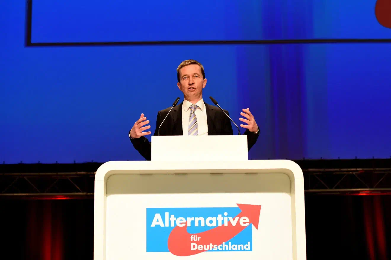 Die Erzählung von Teilen des NPD-Bundesvorstands gipfelt darin, die AfD als Konstrukt der damaligen großen Koalition zwischen CDU und SPD zu bezeichnen. Dieser Geschichte folgend sei die AfD im Auftrag der Bundesregierung 2013 von Bernd Lucke (hier im Bild) gegründet worden, um zu verhindern, dass die NPD zeitnah Regierungsverantwortung übernähme. Verschwörungsgläubigkeit, Wahnvorstellungen und maßlose Selbstüberschätzung waren bereits vor den sogenannten Corona-Protesten ein nicht zu unterschätzender Faktor innerhalb der NPD-Parteistrukturen.