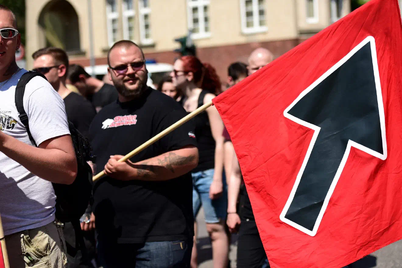 Auch eine vermeintliche Konkurrenz zwischen verschiedenen neonazistischen Parteien, wie beispielsweise zu der 2012 gegründeten Splitterpartei „Die Rechte“, wird von der NPD-Parteispitze als Grund der zunehmenden Bedeutungslosigkeit angeführt. (Bild: Fahne mit DR-Parteilogo) 