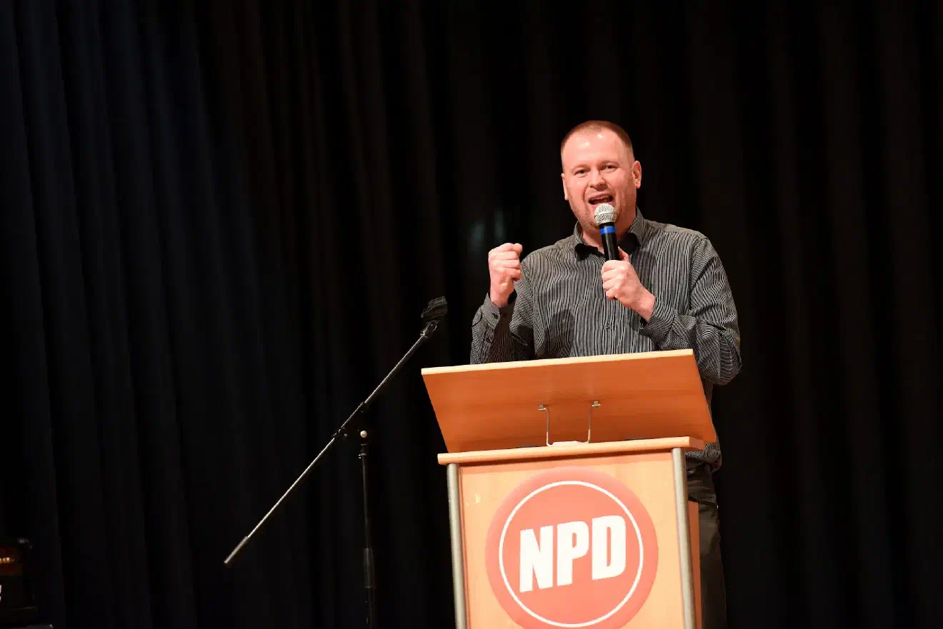 Nach Zasowk ist der Name der NPD inzwischen endgültig verbrannt. Dazu beigetragen hätten nach Zasowks Dafürhalten nicht nur die Medien. Denn, „auch bei uns gibt es Idioten, bei uns gibt es Asoziale, muss man zur Kenntnis nehmen, die den Laden durch ihr Fehlverhalten in der Wahrnehmung, in der Öffentlichkeit wahrscheinlich zerstört haben“, wie Zasowk auf Nachfrage erläuterte.
