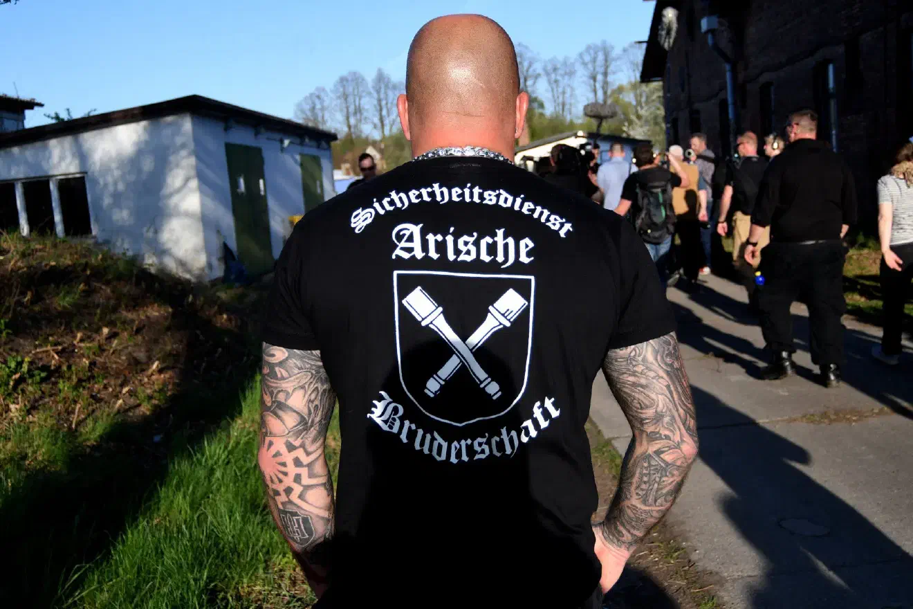 Insbesondere die „Arische Bruderschaft“, eine von Thorsten Heise begründete Neonazigruppierung, missfällt alteingesessenen NPD-Mitgliedern. Das Erkennungszeichen der „Arischen Bruderschaft“, enthält zwei gekreuzte Stabgranaten und ähnelt damit frappierend dem Wappen der SS-Sondereinheit Dirlewanger. Geleitet wurde die SS-Einheit von Oskar Dirlewanger, der wegen der Vergewaltigung eines 13-jährigen Mädchens und wegen Belästigung weiterer minderjähriger Mädchen zu zwei Jahren Zuchthaus verurteilt wurde. Dass sich die „Arische Bruderschaft“ damit in Verbindung bringen lässt, ist nach Ansicht verschiedener NPD-Mitglieder zumindest als fragwürdig zu bezeichnen.
