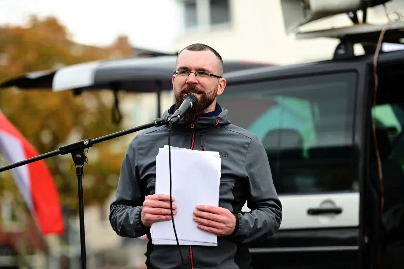 Als weiterer Unterstützer gilt Sebastian Schmidtke, seines Zeichens Bundesorganisationsleiter im NPD-Bundesvorstand.