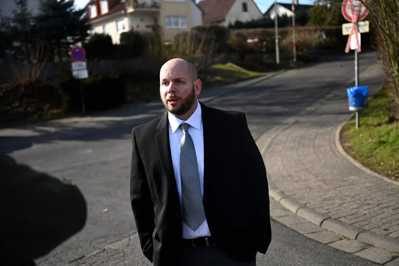 Der Veranstaltungsort ist indes kein Zufall. Die NPD griff bereits in der Vergangenheit auf die Räumlichkeiten zurück. Der NPD-Politiker Stefan Jagsch (Bild) verfügt hier, im Ortsteil Waldsiedlung der Gemeinde Altenstadt in Hessen, über einen Sitz im Ortsbeirat.