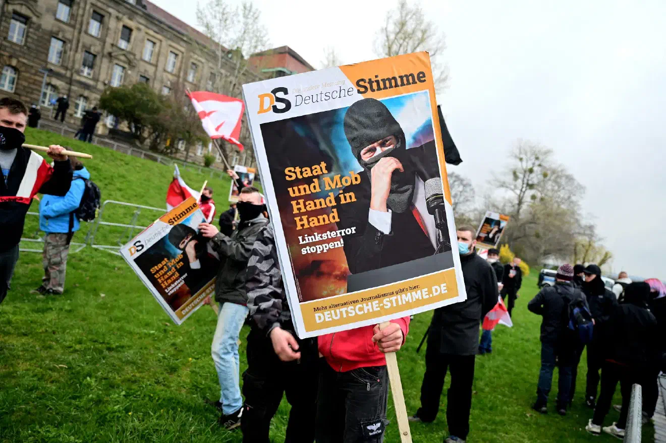 Vor allem die Umwandlung der Parteizeitung „Deutsche Stimme“ (DS) in ein Hochglanzmagazin missfällt der Parteiopposition. Während die DS noch in der Vergangenheit kostenlos an Mitglieder versandt wurde, welche die Zeitung mit ihrem Mitgliedsbeitrag finanzierten, gehört dies inzwischen der Vergangenheit an. Der Parteivorstand unter Frank Franz entschied sich dafür, den Mitgliedsbeitrag anderweitig zu nutzen und diese Zuwendung ersatzlos zu streichen. Seitdem erhalten Mitglieder keine Parteizeitung mehr.