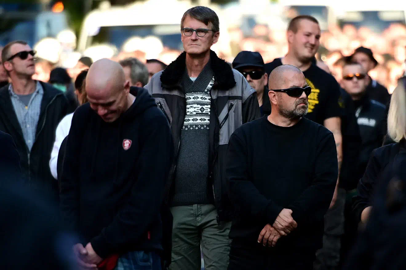 Dem Kreis um Per Lennart Aae wird auch Stephan Haase (Bildmitte) aus Lüdenscheid zugerechnet. Auch der ehemalige Landesvorsitzender der NPD in Nordrhein-Westfalen war in der Vergangenheit Bundesvorstandsmitglied, wo er das Referat „Besondere Aufgaben“ leitete. Vor seiner Zeit bei der NPD war Haase Teil der Neonaziorganisation „Nationalistische Front“ (NF), bis diese am 16. November 1992 wegen ihrer „Wesensverwandtschaft mit dem Nationalsozialismus“ und ihrer „aggressiv-kämpferischen“ Agitation verboten wurde.