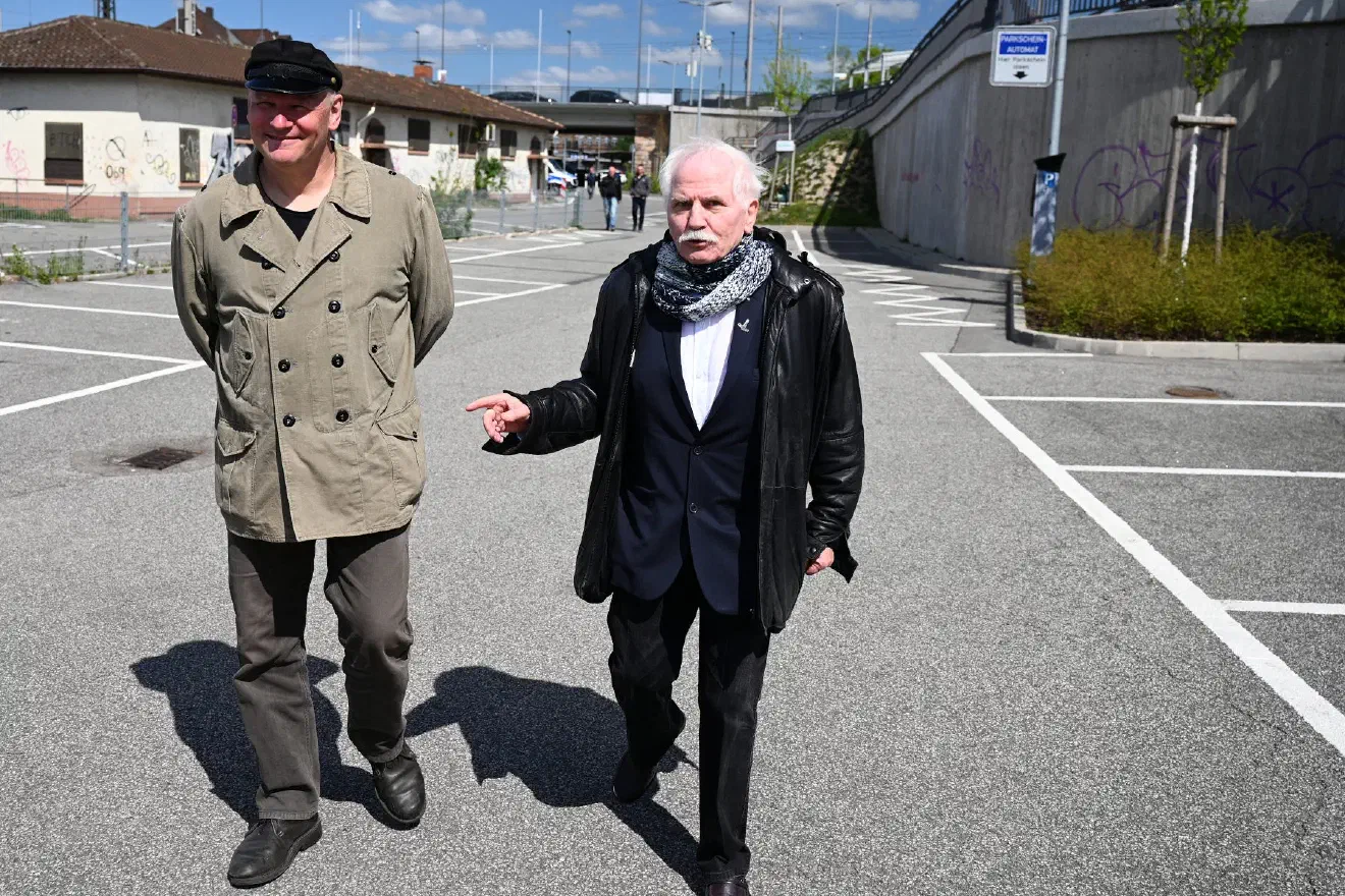 Zu diesem Kreis zählt auch der saarländische NPD-Schiedsgerichtsvorsitzender Harry Kirsch (rechts im Bild). Bei weiteren Unterstützer:innen handelt es sich unter anderem um Wolfgang Schimmel und Ingo Stawitz von der NPD-Schleswig-Holstein. Auch der NPD Funktionär Hans Püschel von der NPD-Sachsen-Anhalt, Jan Zimmermann, derzeitiger Schatzmeister der NPD-Baden-Württemberg, die Vorsitzende der NPD München Renate Werlberger, sowie das ehemalige NPD Bundesvorstandmitglied Uwe Meenen.