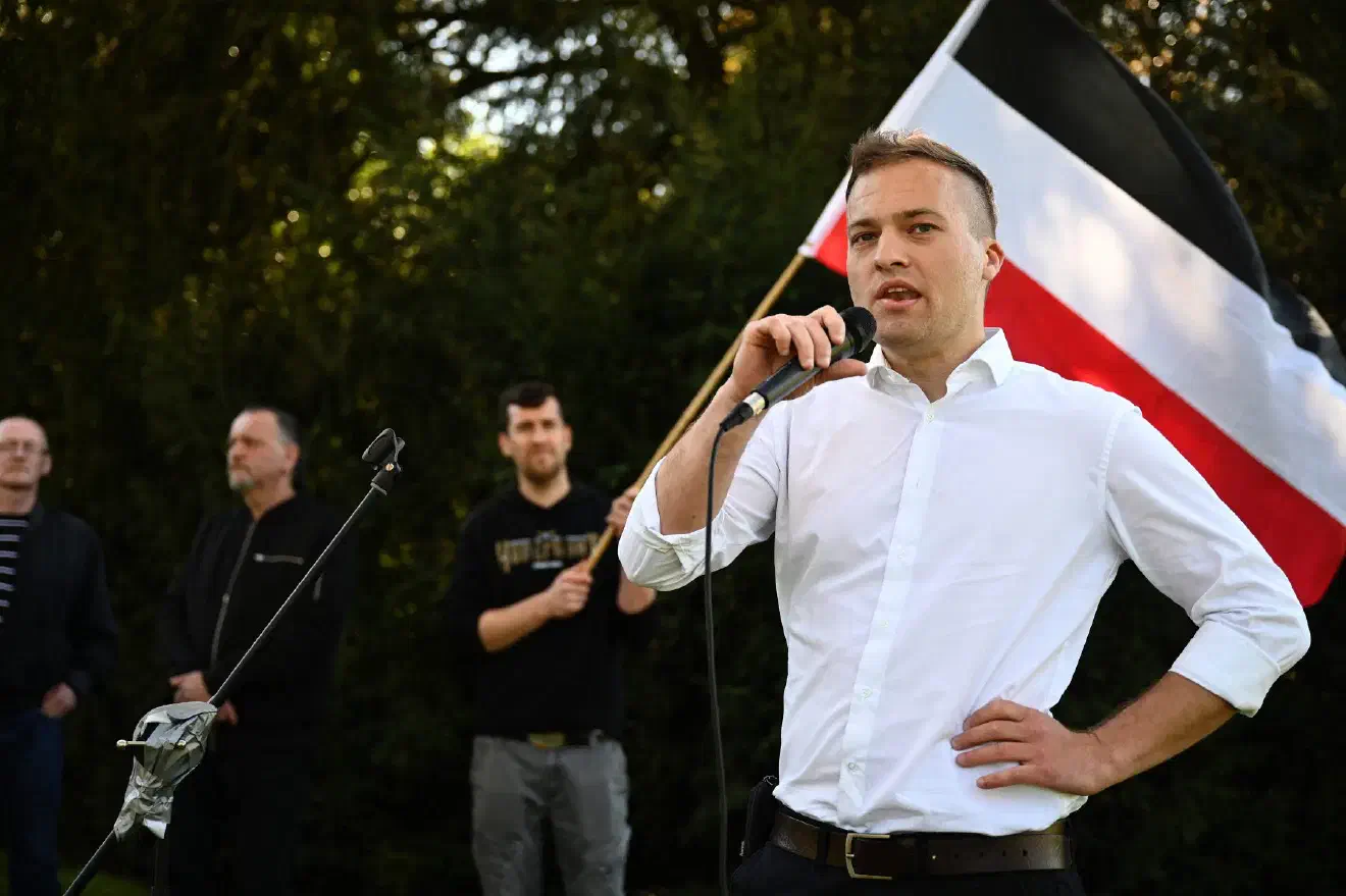 Ende letzten Jahres ereignete sich dann der vorläufige Höhepunkt der parteiinternen Auseinandersetzungen. Im November 2021 versuchten verschiedene NPD-Funktionäre einen, wie es aus dem Bundesvorstand lautete, „Putsch gegen die NPD-Bundesspitze“ durchzuführen. Auf einem „Dringlichkeitstreffen der Landesverbände“ wurde von diesem Kreis, an dem sich auch mehrere NPD-Landesvorsitzende beteiligten, mit Lennart Schwarzbach (Bild) von der NPD-Hamburg kurzerhand einen neuer Parteivorsitzender gewählt.