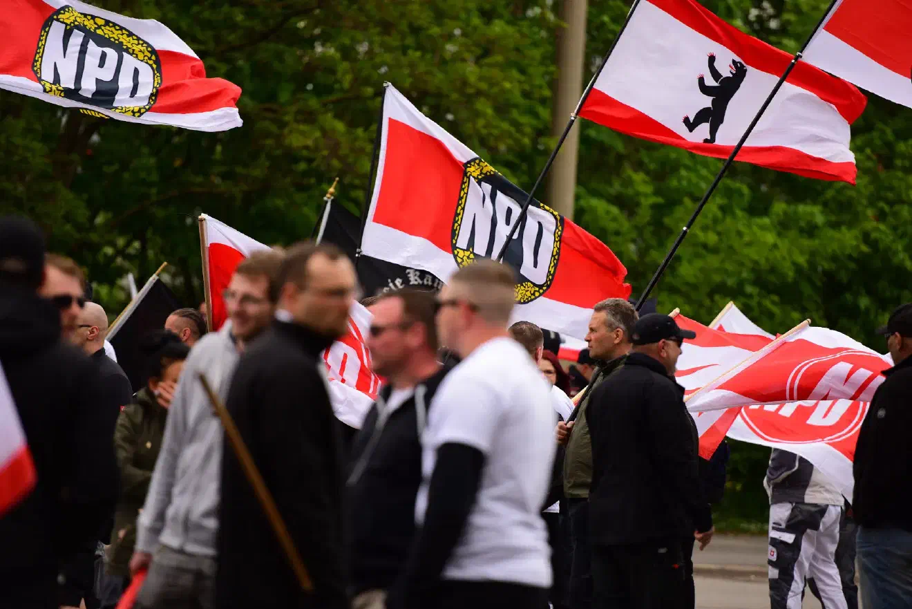 Welche Fraktion sich bei dem nun anstehenden NPD-Bundesparteitag durchsetzen wird, ist offen. Beide Fraktionen geben sich derweil siegessicher und rechnen mit einem Erfolg ihres Lagers. Ob es überhaupt eine Strategie gibt, die taumelnde Partei wenigstens kurzfristig zu stabilisieren, ist angesichts der inzwischen offen ausgebrochenen Lagerkämpfe zumindest zweifelhaft.